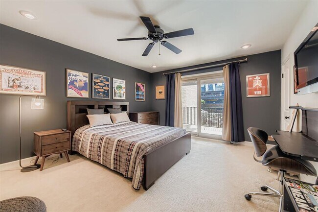 Building Photo - 505 W 7th St