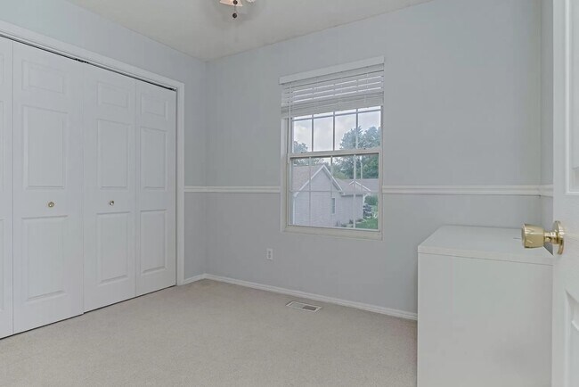 Building Photo - 244 Parktrail Rd