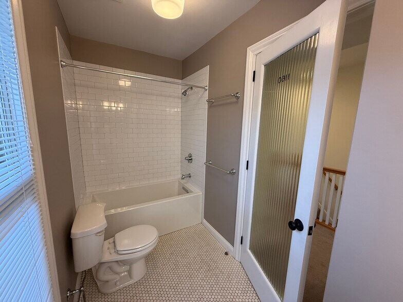 Building Photo - 844 Hamlet St