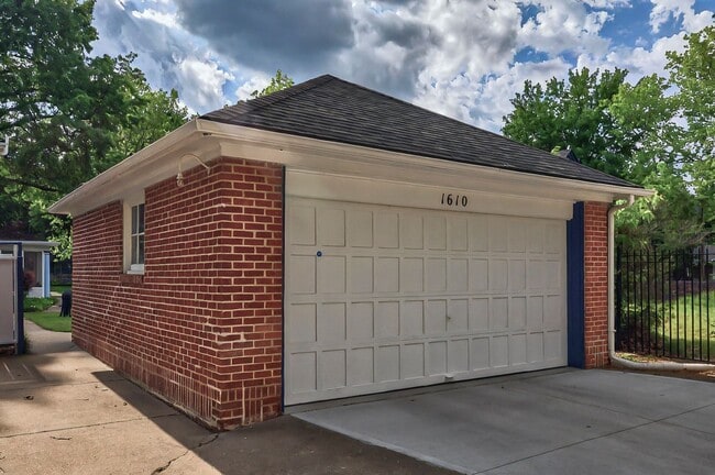 Building Photo - Move In Ready! 5 bedroom 3.5 bath near Was...