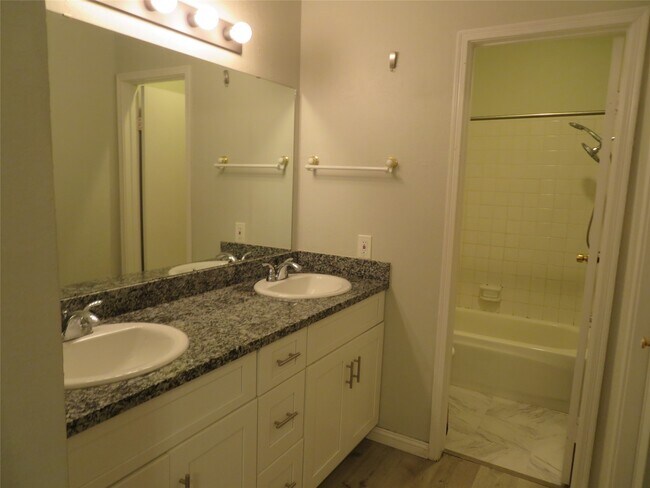 Building Photo - 9707 Richmond Ave.