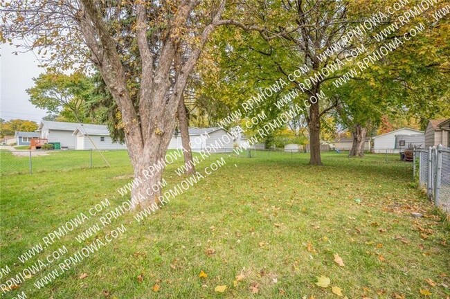 Building Photo - FENCED IN BACKYARD!! 3 Bedroom, 1 Bath Hom...