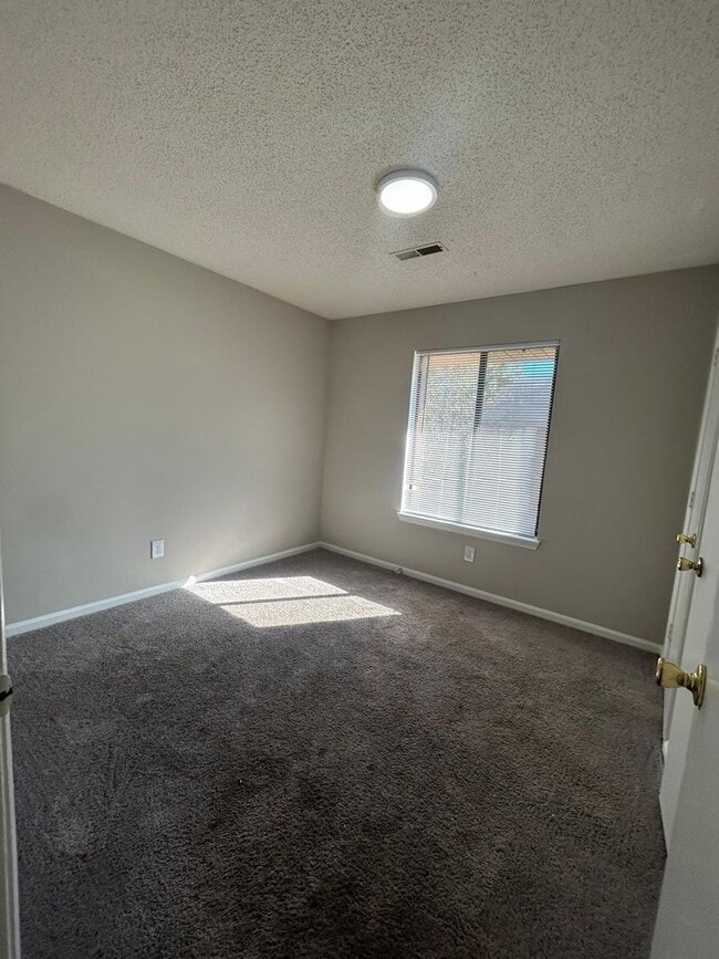 Building Photo - Modern Comfort & Convenience at Westfield Gardens Lexington  - 353F