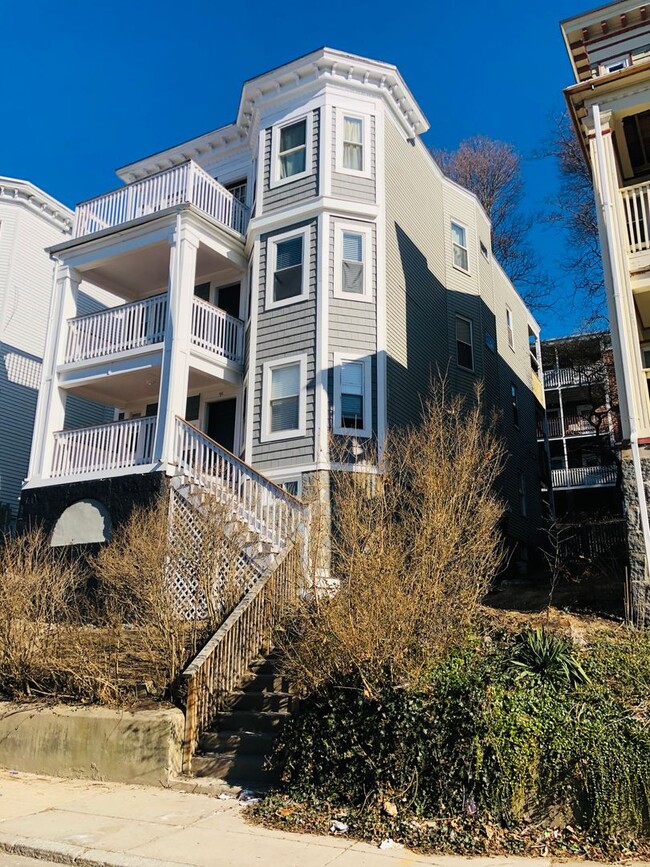 Building Photo - NEWLY RENOVATED 1ST FLOOR UNIT