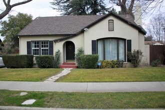 Building Photo - 121 Elmwood Ct