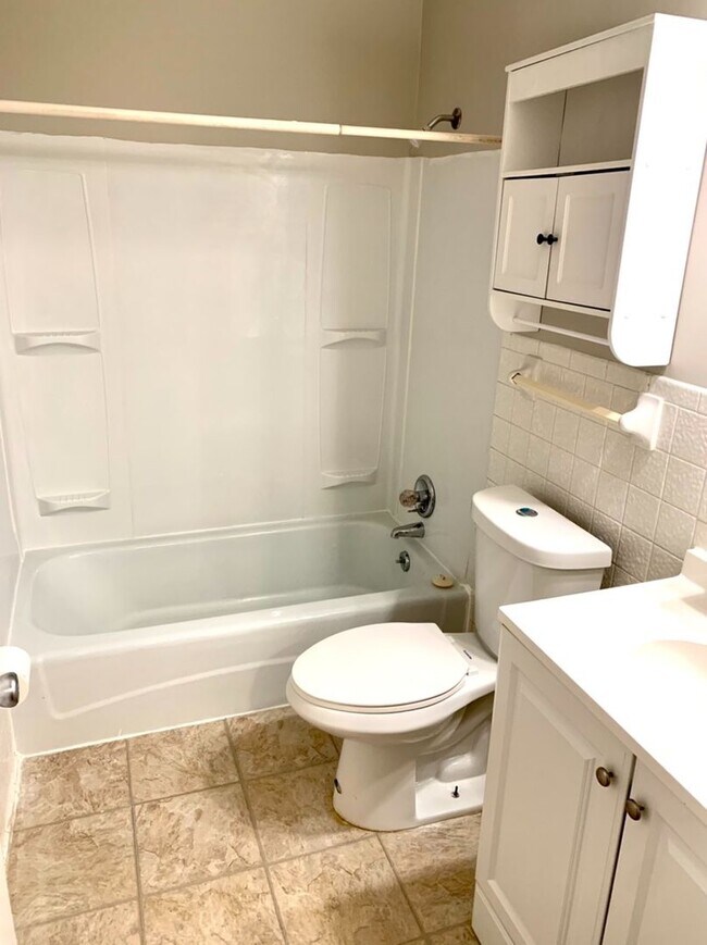 Building Photo - Inglewood 2 BR 1.5 Bath duplex available O...