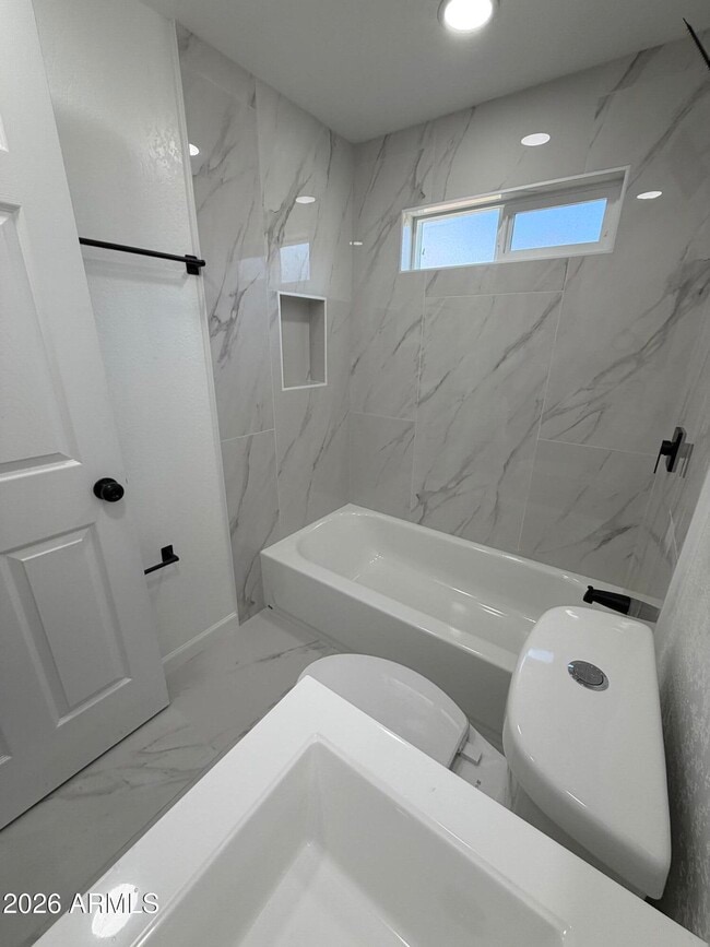 Building Photo - 615 E Oak St