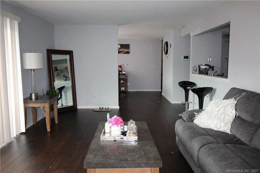 Large Living Room w/open kitchen area - 183 Livingston Pl