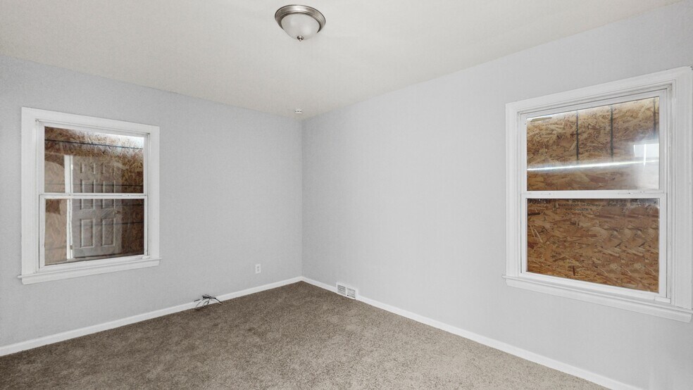 Building Photo - 5075 Eastlawn St