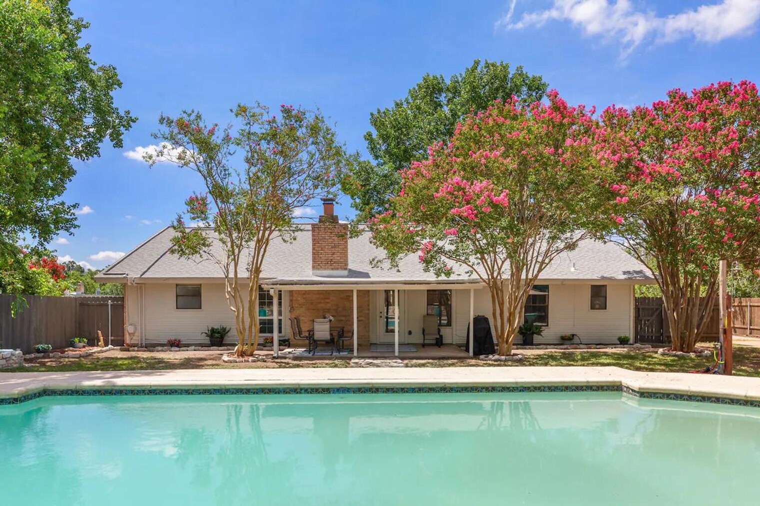 Building Photo - 908 Green Meadow Dr