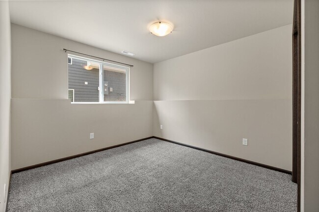 Building Photo - 4 BED | 2 BATH | DOUBLE GARAGE | RAPID VALLEY