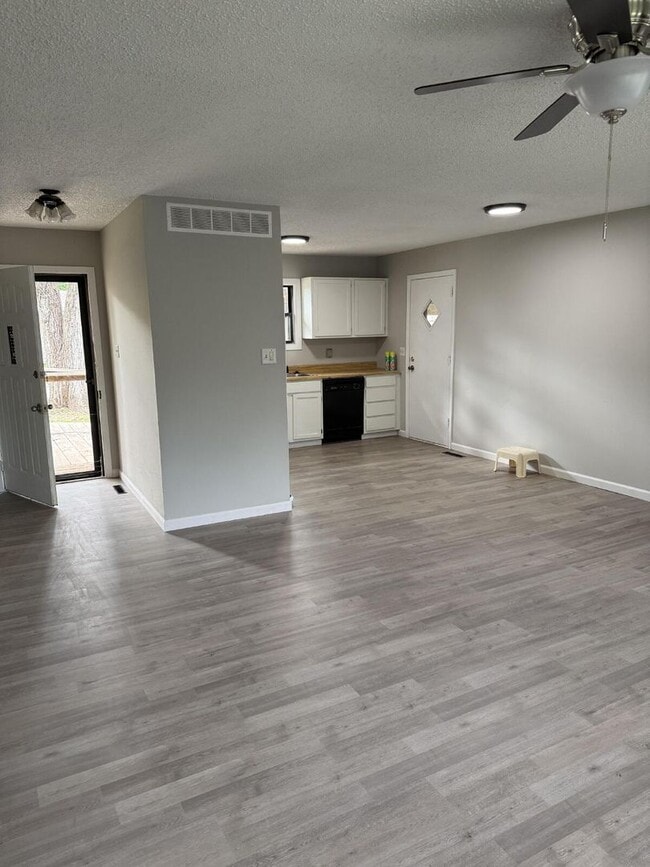 Building Photo - "Charming 4-Bedroom with 2 Baths in Topeka...