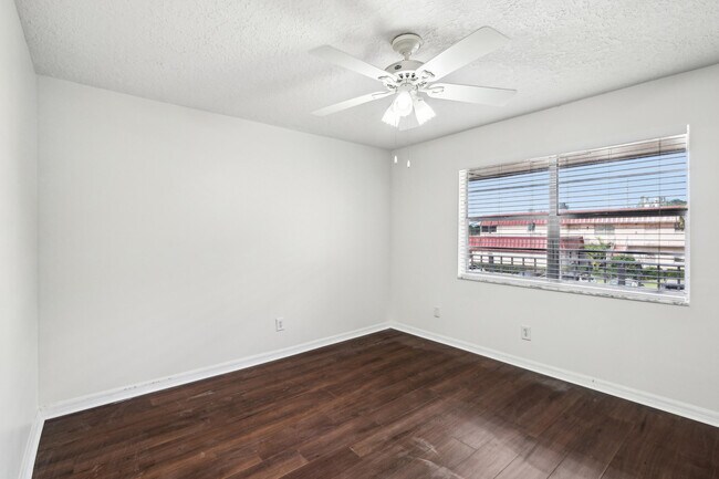 Building Photo - 12012 Greenway Cir S