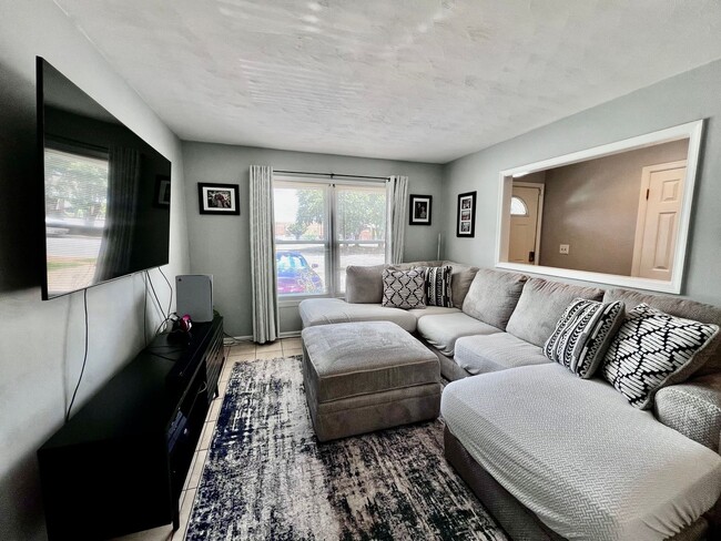 Building Photo - Beautiful End Unit Townhouse