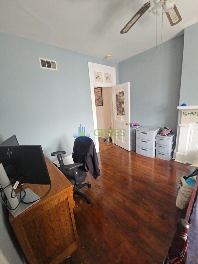 Building Photo - Amazing 2- bedroom 3rd floor apartment in the Southside must see!