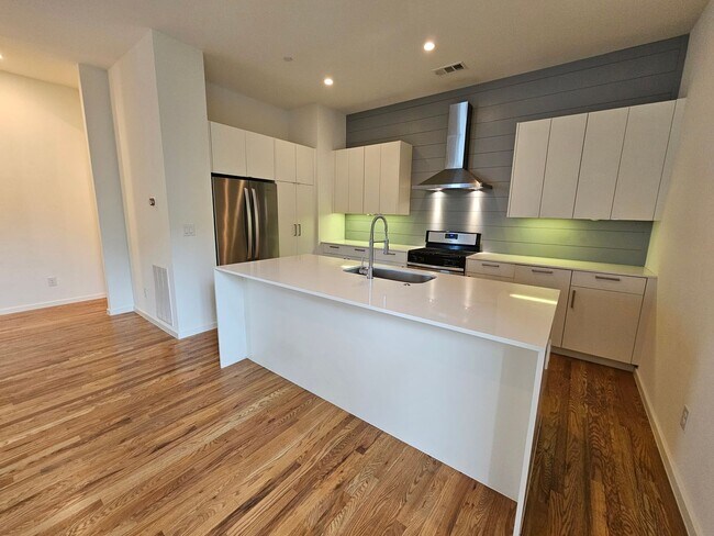 Building Photo - Minutes from Downtown, Uptown, Henderson, ...