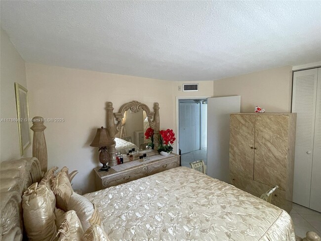 Building Photo - 5031 W Oakland Park Blvd