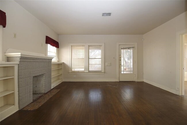 Building Photo - 1210 La Rue St