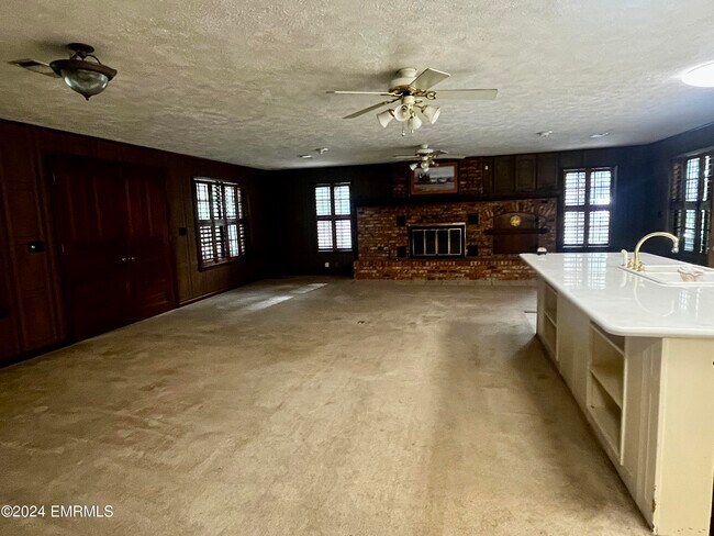 Building Photo - 664 Old Country Club Rd W