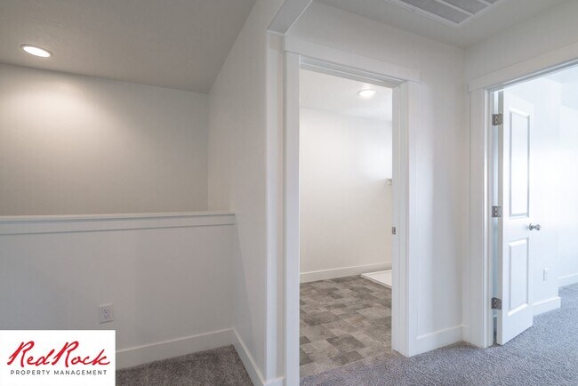 Building Photo - 4 Bed/2.5 Bath Townhome in Desert Bluff!