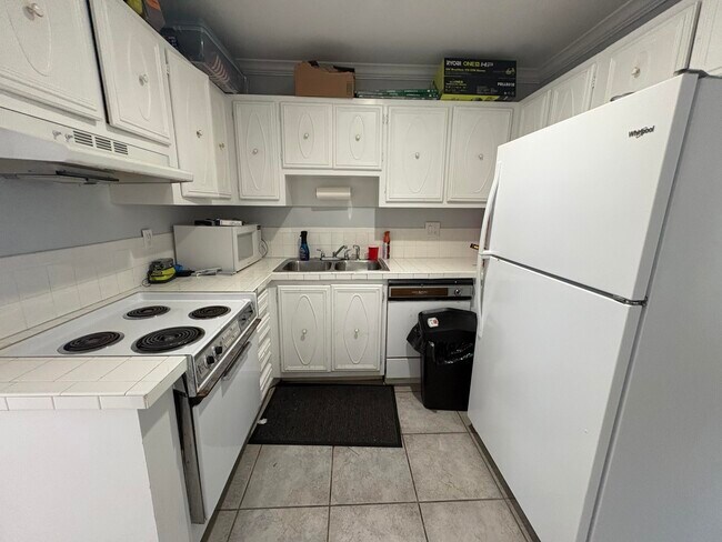 Building Photo - 113 NE 20th Ct