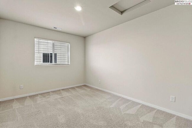 Building Photo - Your Ideal Home in Puyallup Awaits – Peaceful, Modern, Perfectly Located.