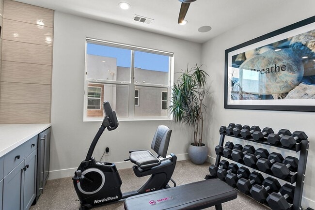 Building Photo - FURNISHED MODEL TOWNHOME IN HOA COMMUNITY