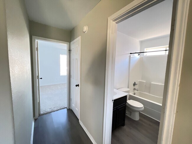 Building Photo - 360 Virtual Tour Available