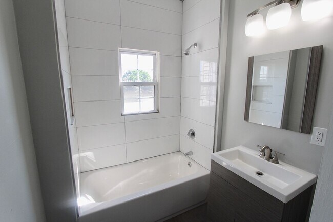 Building Photo - Gorgeous Dorchester 4bed/2ba