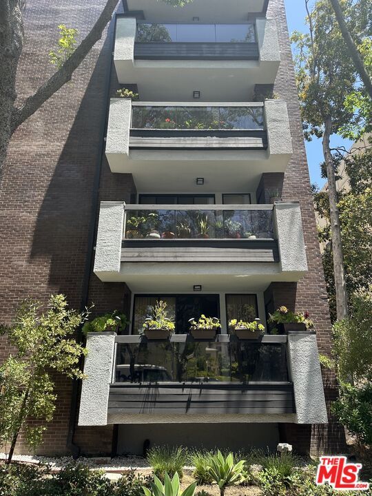 Building Photo - 324 N Palm Dr