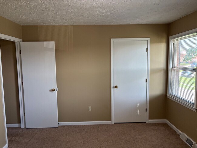Building Photo - 216 Calumet Dr