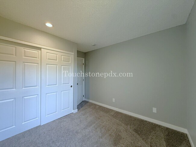 Building Photo - Updated 3 BR Apartment with Patio in Portland
