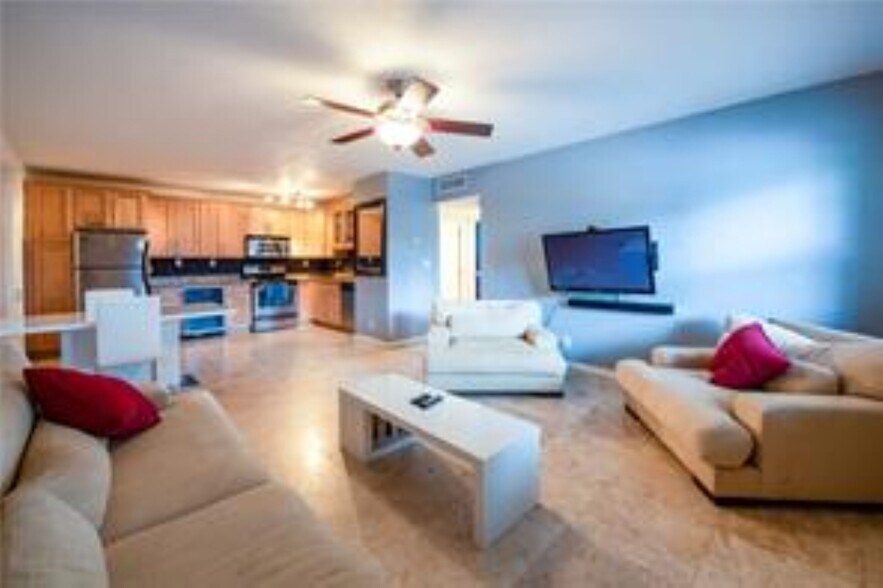 Building Photo - 530 NE 15th Ct