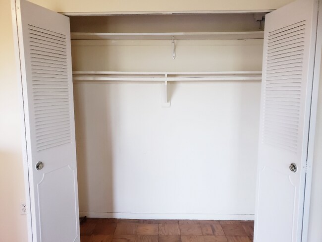 Building Photo - 1121 University Blvd W