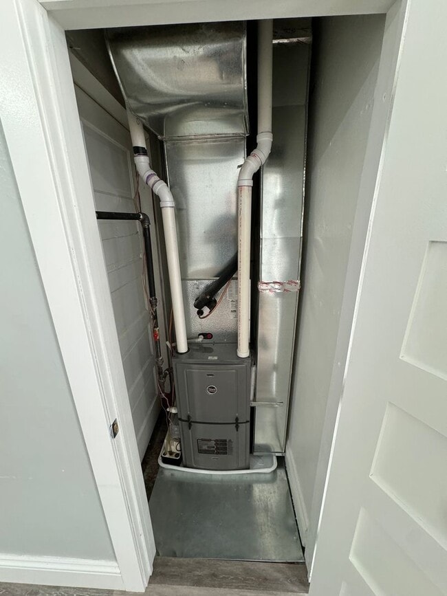 Building Photo - 2 Bedroom Apartment - 1510 1/2 Harrison Street