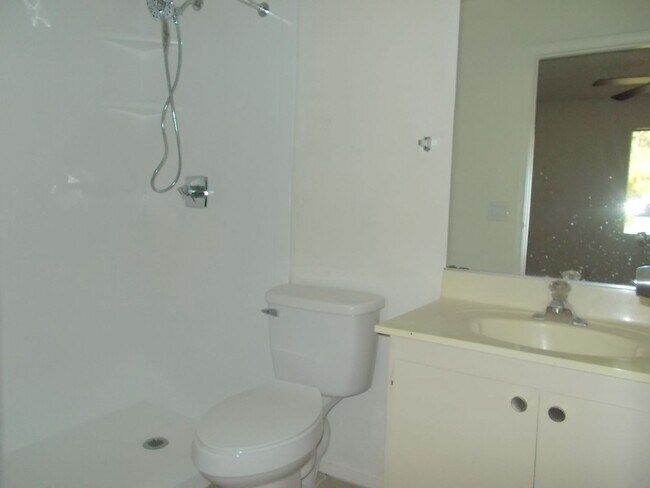 Building Photo - Charming 2-Bed, 2-Bath Condo with Balcony and Pool Access in Las Vegas