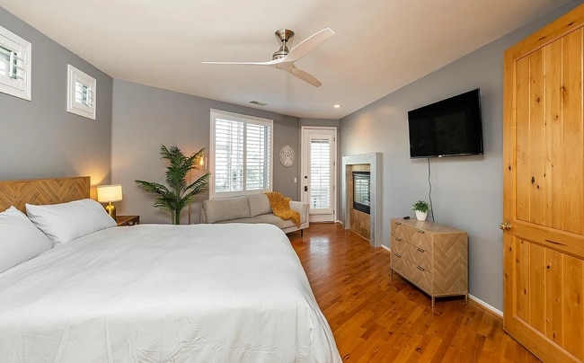 Building Photo - Luxurious Carlsbad Beach Townhouse - Your ...
