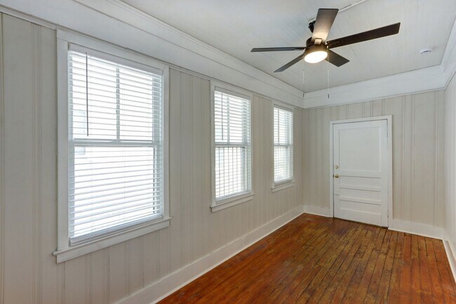 Building Photo - Renovated Two Bedroom Aprtment