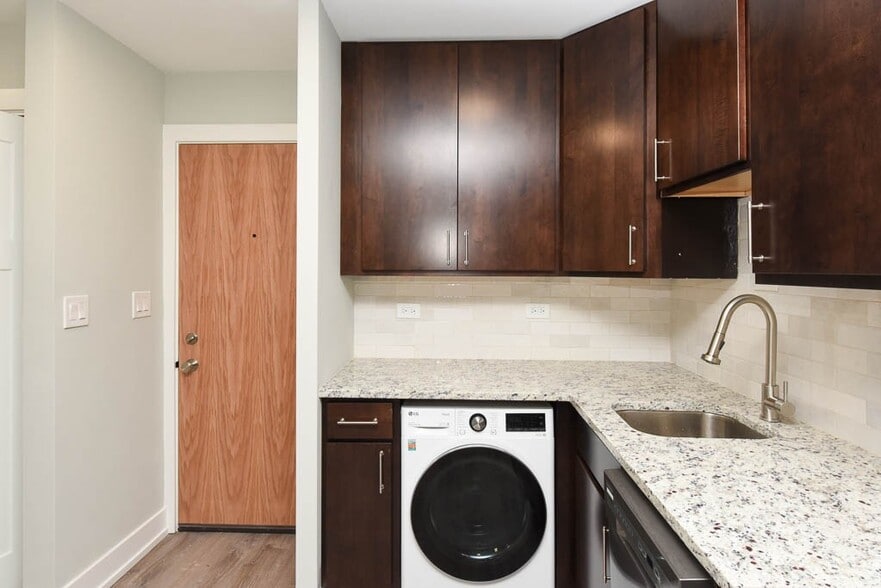 Building Photo - 450 W Barry Ave