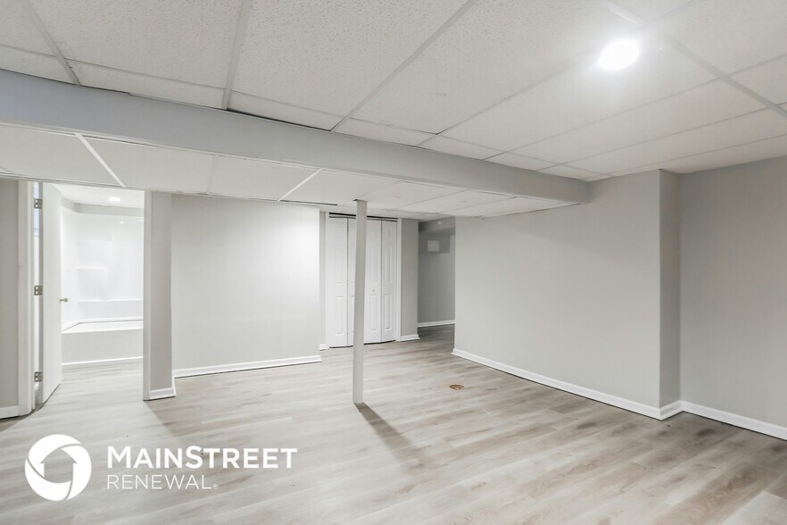 Building Photo - 9505 Newton Ave