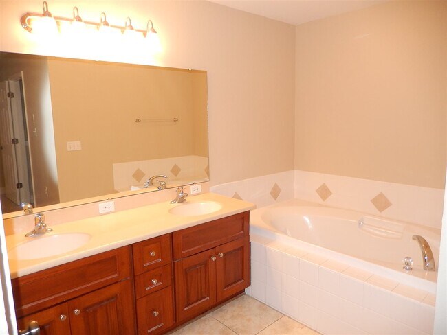 Building Photo - 1520 Crescent Hills Dr