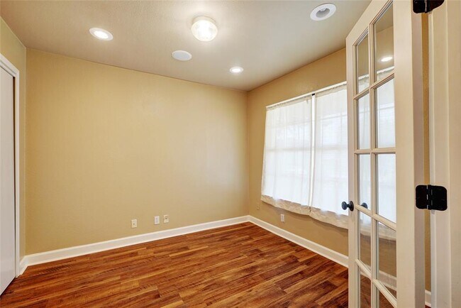 Building Photo - 136 Holmstrom St