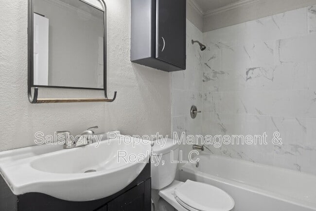 Building Photo - 320 NE 31st St