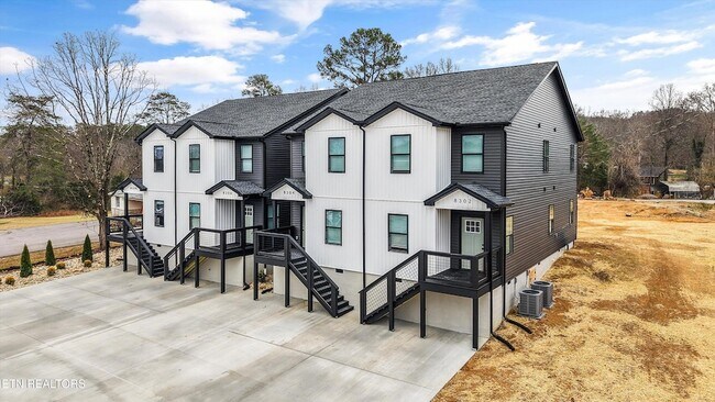 Building Photo - 8306 Lobelia Ln