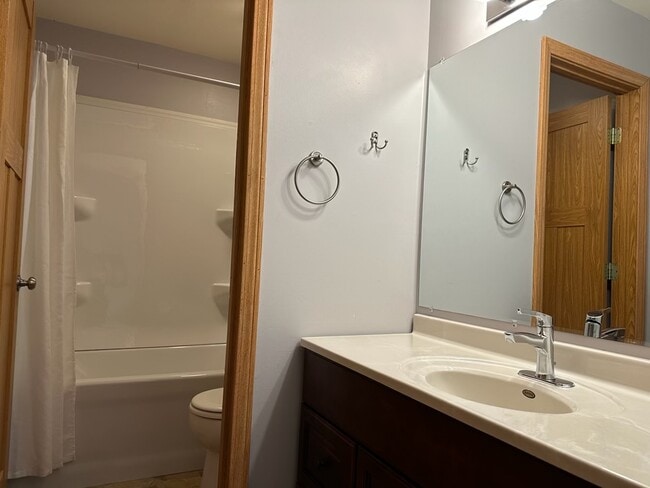 Building Photo - 2275 N Cable Rd