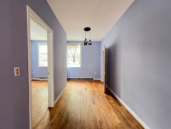 Building Photo - 12 Meadow St