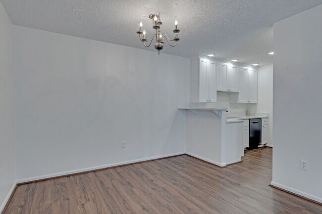 Building Photo - Welcome to Parkview Condos! This beautiful...