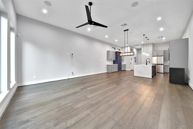 Building Photo - 1212 E 29th St