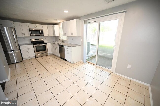 Building Photo - 2103 Tanglewood Dr