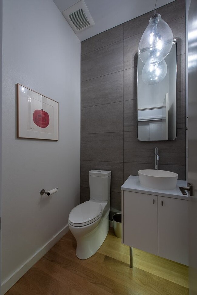 Building Photo - Immaculate, Kirkland Newer Construction - ...